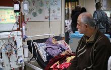 مرضى سرطان في غزة يتلقون الرعاية الطبية في مستشفى الشفاء بغزة