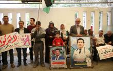 وقفة تضامنية داخل مقر الصليب الأحمر بغزة، إسنادًا للأسرى في سجون الاحتلال