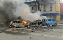 إطفاء نيران مشتعلة في سيارة إثر ضربات استهدفت بيلغورود في روسيا (أرشيف)