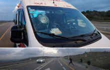 يُظهر الفيديو تجمع عدد من المستوطنين على جانب الطريق قبل أن ينهالوا بالحجارة على مركبة الإسعاف أثناء مرورها