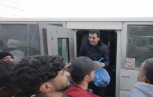 لحظة خروج أحد الأسرى من حافلة بعد الإفراج عنه من سجون الاحتلال (أرشيف)