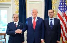 ترامب لدى استقباله في البيت الأبيض رئيس أركان الجيش الباكستاني المشير عاصم منير (على يساره) ورئيس الوزراء الباكستاني شهباز شريف في أيلول 2025