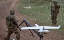 مقاتلو حزب الله مع طائرة مسيرة (أرشيفية)