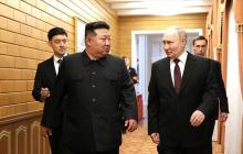 الرئيس الروسي فلادمير بوتين والزعيم الكوري الشمالي كيم جونغ أون خلال زيارة إلى بيونغ يانغ (أرشيف)