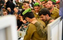 جنود إسرائيليون يبكون خلال مراسم دفن زملاء لهم قتلوا في معارك مع حزب الله