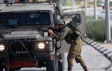 جندي يطلق الرصاص تجاه الفلسطينيين بالضفة