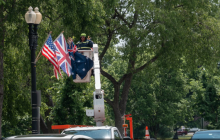 الأعلام الأسترالية تصطف على أعمدة الإنارة بالقرب من البيت الأبيض