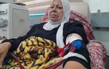 المسنّة فاطمة البطنيجي (73 عامًا) في جلسة غسيل كلى بمجمع الشفاء الطبي بغزة