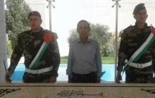 محمود العدرة المعروف باسم "هشام حرب"، عند ضريح ياسر عرفات (مواقع التواصل)