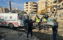 مسعفون ينقلون أحد الجرحى جرّاء الغارات الإسرائيلية