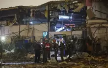 صاروخ إيراني يصيب مبنى في مدينة بيتح تيكفا قرب تل أبيب (الفرنسية)