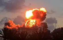 اندلع لهب ناري من مبنى عقب غارة جوية إسرائيلية في مدينة صور، جنوب لبنان، في 28 مايو أيار 2026
