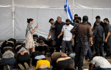 بن غفير جوار نشطاء أسطول الصمود في وضعية مهينة بطلب وإرهاب من عناصر الأمن