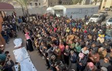 مواطنون يؤدون صلاة الجنازة على أحد الشهداء (أرشيف)