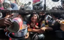 نازحون يطلبون الطعام من أحد المطابخ الخيرية - (صورة أرشيفية)
