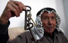 لاجئ فلسطيني يتمسك بحق العودة - (صورة أرشيفية)