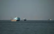 سفن في مضيق هرمز كما تظهر من محافظة مسندم في سلطنة عمان أمس