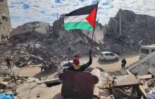 العلم الفلسطيني فوق الركام