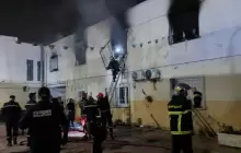 عناصر الدفاع المدني يحاولون إخماد الحريق