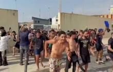 آلاف المهاجرين المغاربة يتدفقون إلى سبتة برا وبحرا.