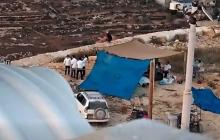 مستوطنون يحاصرون منازلا في قرية قصرة جنوب نابلس.