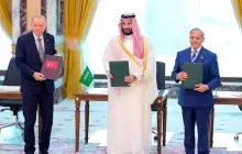 ولي العهد السعودي محمد بن سلمان يتوسط رئيس الوزراء الباكستاني شهباز شريف والرئيس التركي رجب طيب أردوغان عقب توقيع اتفاقية مكة للدفاع المشترك