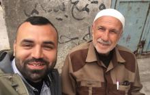 المسن علي جودة مع حفيده