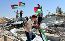 طلبة يرفعون العلم الفلسطيني فوق ركام مدرستهم التي هدمتها سلطات الاحتلال  في شعب البطم