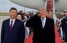 ترمب يتفاعل وشي يلتزم الثبات أمام قاذفة "بي-1"