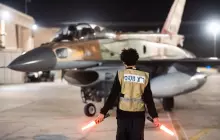 صورة نشرها جيش الاحتلال لمقاتلة شاركت في ضرب إيران قبل لحظات من إقلاعها (أرشيف)