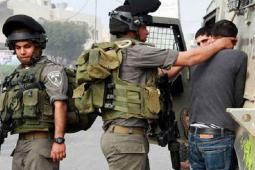 جنود الاحتلال يعتقلون فلسطينياً (أرشيف)
