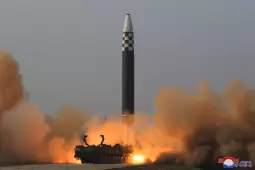 تجربة إطلاق نوع جديد من الصواريخ الباليستية العابرة للقارات أطلقته كوريا الشمالية مؤخرا (صورة أرشيفية)