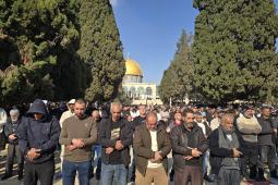 مصلون يؤدون صلاة الجمعة في المسجد الأقصى