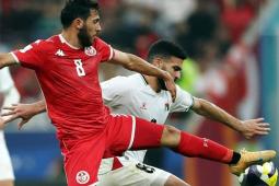مشهد التحام لاعبي المنتخب الفلسطيني والتونسي في كأس العرب 2025