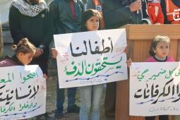 وقفة تضامنية في غزة، مع ذوي ضحايا انهيار المنازل المتضررة من حرب الإبادة على غزة