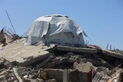 عائلة من غزة تضع خيمتها فوق أنقاض منزلها الذي دمره الاحتلال خلال الإبادة الجماعية