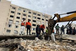 الدفاع المدني ينتشل 77 جثمانًا لشهداء من عائلة سالم بمدينة غزة