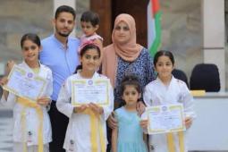 الشاعرة منى شمالي وزوجها الحكيم فهيم حسنين وبناتهما الخمس