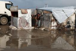 غرق خيام النازحين وسط ظروف إنسانية قاسية في غزة