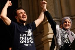 الناشط الفلسطيني محمود خليل وزوجته