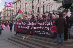 المتظاهرون في لندن رفعوا لافتة كبيرة تشير إلى وجود 9100 أسير فلسطيني في سجون الاحتلال