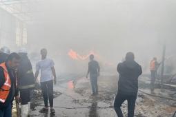 . جانب من إخماد طواقم الإطفاء للحريق الذي نشب في "بركس" يستخدم مخزنا للمواد التموينية عند مفترق المصدر على شارع صلاح الدين في المحافظة الوسطى.