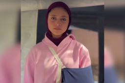 الطفلة إلهام زاهر يونس (14 عامًا) مع جرحٍ مفتوح منذ أكثر من عامين