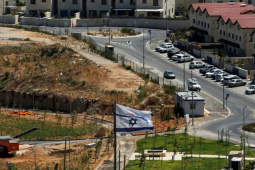 علم الاحتلال يظهر في مستوطنة إفرات بالضفة الغربية (رويترز)