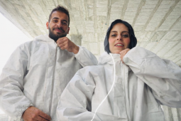 الشاب مهند أحمد (32 عامًا) وزوجته سهام