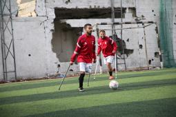 من بين الركام.. فريق غزة لذوي البتر يتحدى الحرب بكرة القدم