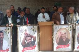 من اعتصام أهالي الأسرى للمطالبة بوقف انتهاكات الاحتلال بحق أبنائهم