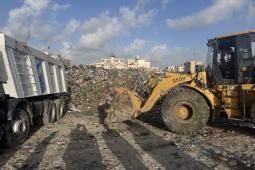 قطاع غزة يعاني من أزمة بيئية متفاقمة نتيجة تدمير البنية التحتية وتعطل خدمات النظافة والصرف الصحي