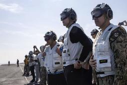 ويتكوف وكوشنر وكوبر على متن حاملة الطائرات الأميركية "لينكولن"