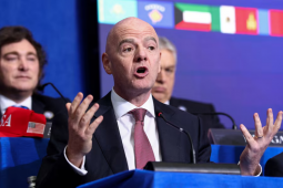 رئيس الاتحاد الدولي لكرة القدم جياني إنفانتينو يتحدث، أثناء حضوره الاجتماع الافتتاحي لـ "مجلس السلام"